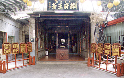 outside.jpg (51615 bytes)